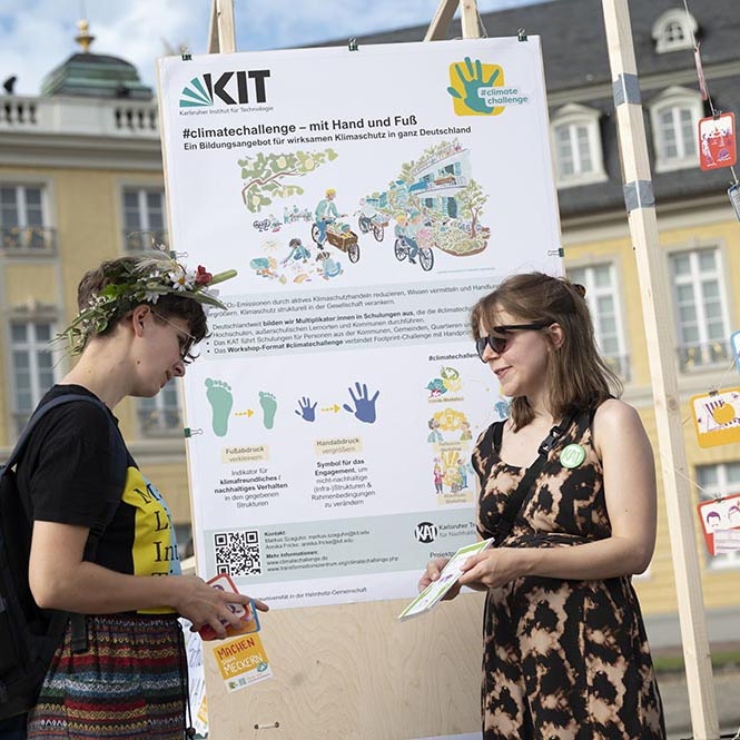 Zwei Personen im Gespräch bei der Station Zukunft in Karlsruhe.