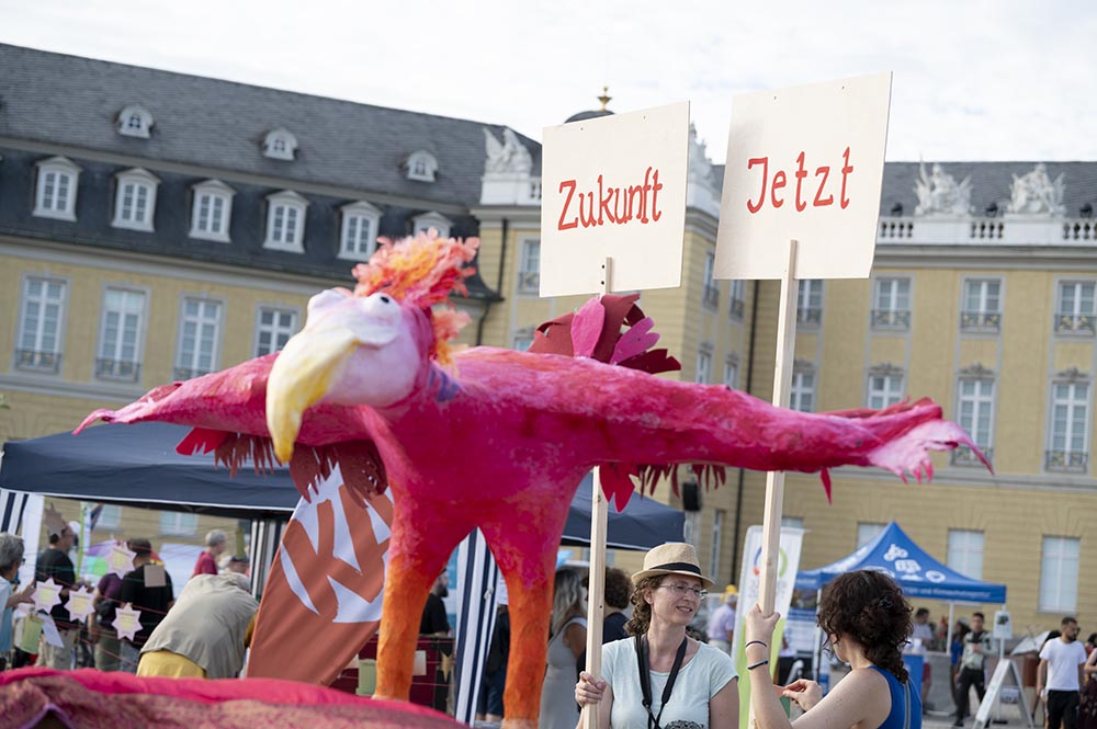 Der Flausenvogel fungierte als Maskottchen für die Station Zukunft – und sorgte für Aufmerksamkeit auf dem Karlsruher Schlossplatz.