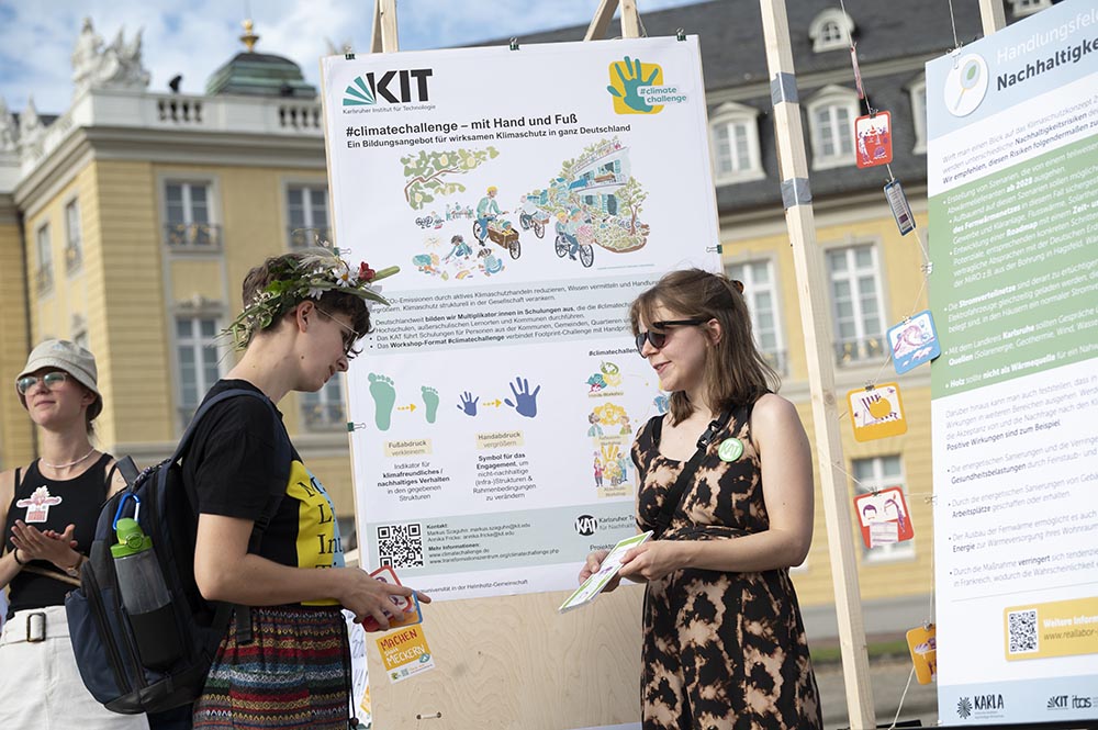 Auch das Karlsruher Transformationszentrum für Nachhaltigkeit und Kulturwandel (KAT) kommt über seine Projekte, wie hier KARLA, mit der Öffentlichkeit in den Austausch.