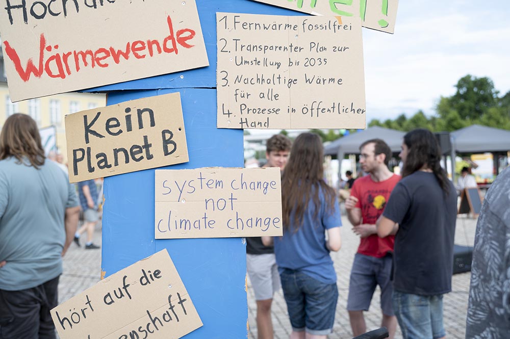 Über 20 Nachhaltigkeitsinitiativen aus Karlsruhe beteiligten sich an der Aktion mit selbstgebastelten Wagen und bunten Schildern.