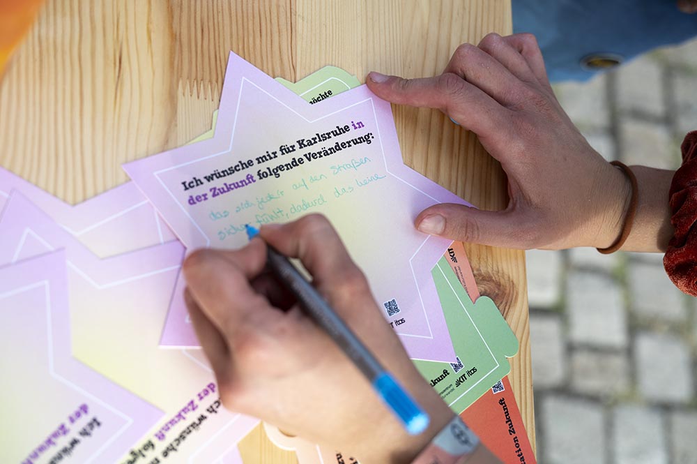 Besucherinnen und Besucher der „Station Zukunft“ konnten ihre Visionen für die Stadt von morgen einbringen.